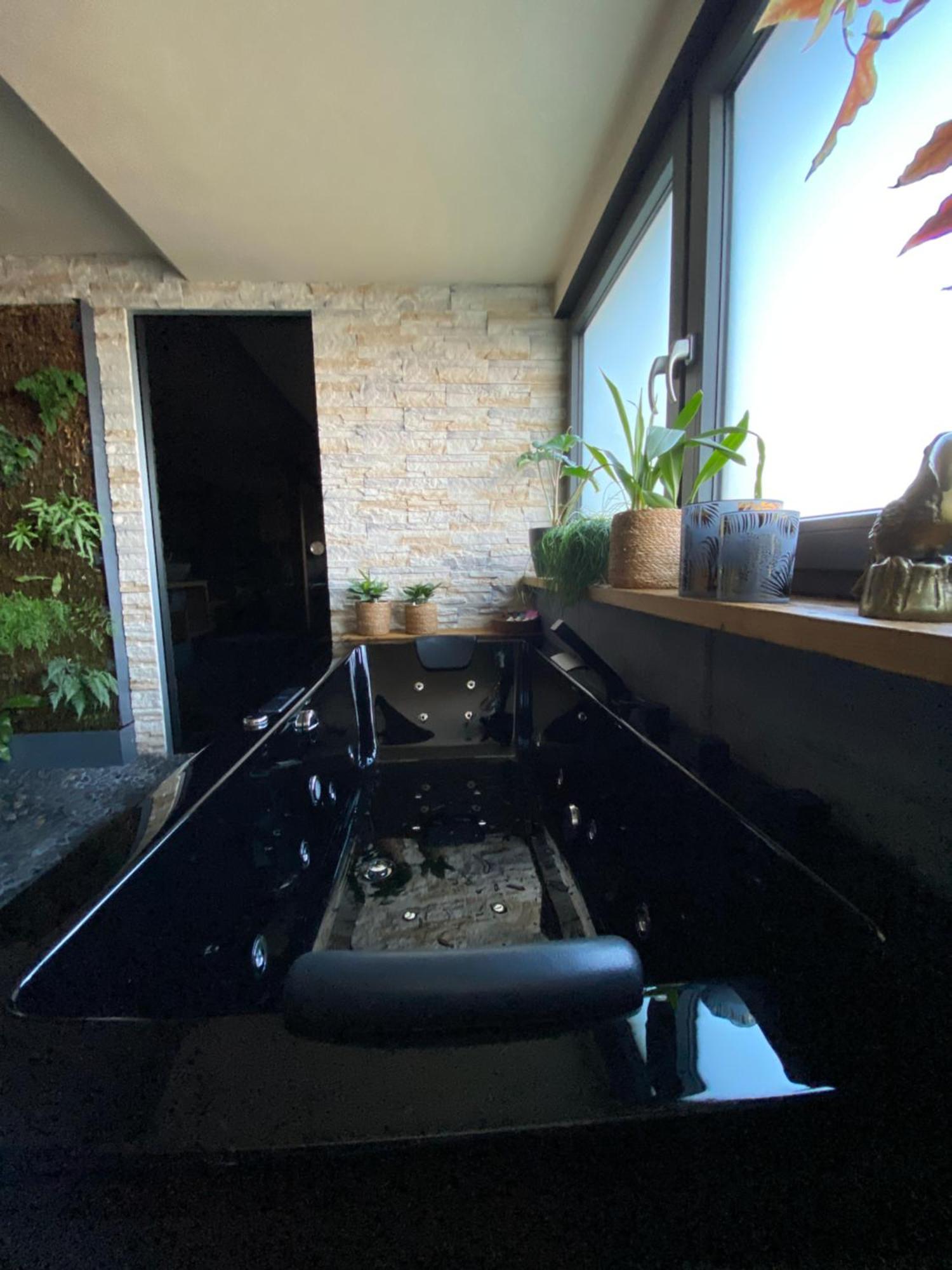 Private Wellness Suiten Mit Whirlpool Essen Bagian luar foto