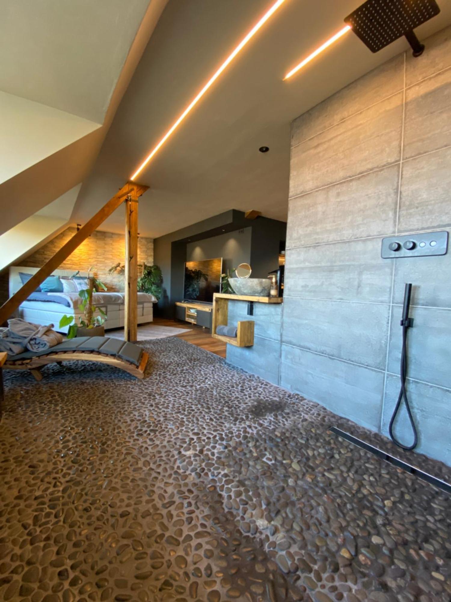Private Wellness Suiten Mit Whirlpool Essen Bagian luar foto